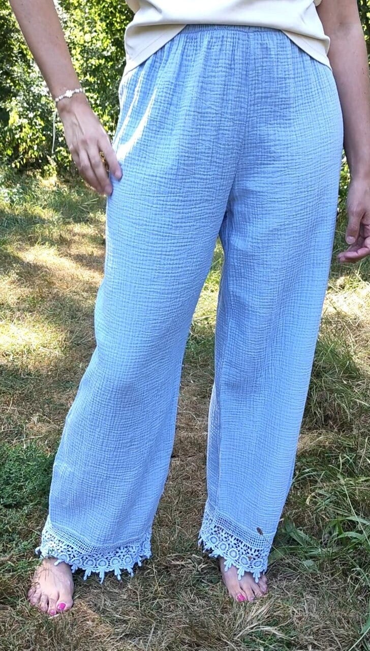 Mousseline broek met kant blauw