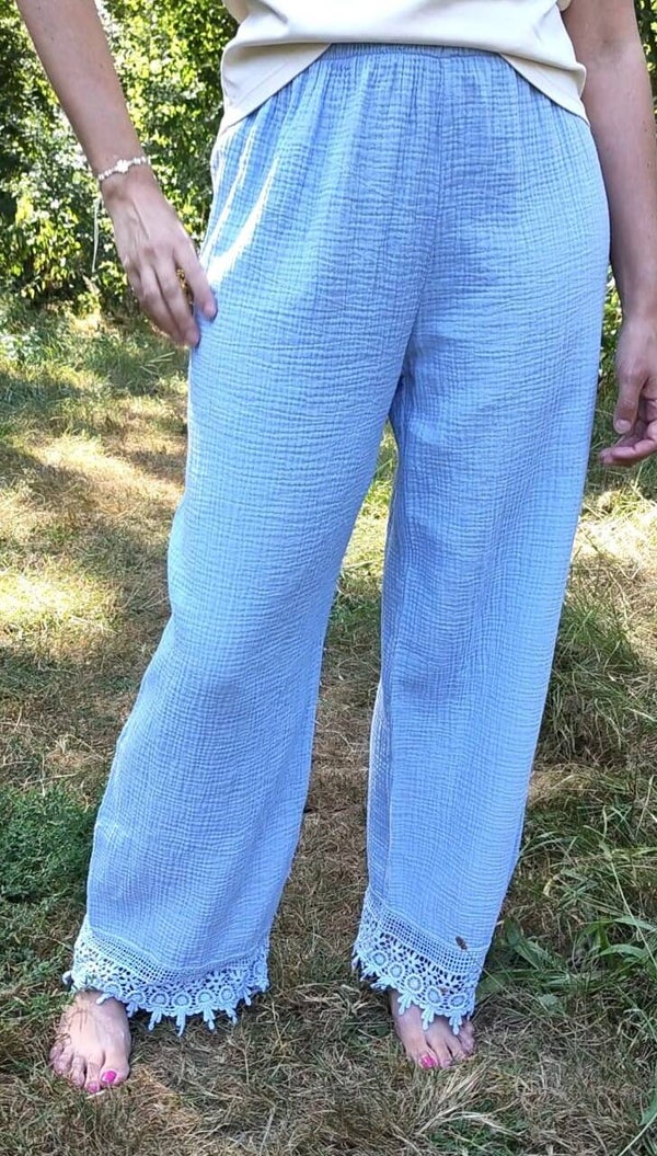Mousseline broek met kant blauw
