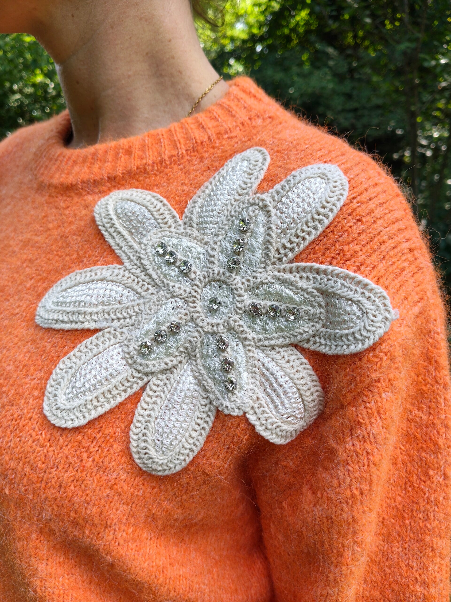 Trui bloemen en steentjes oranje