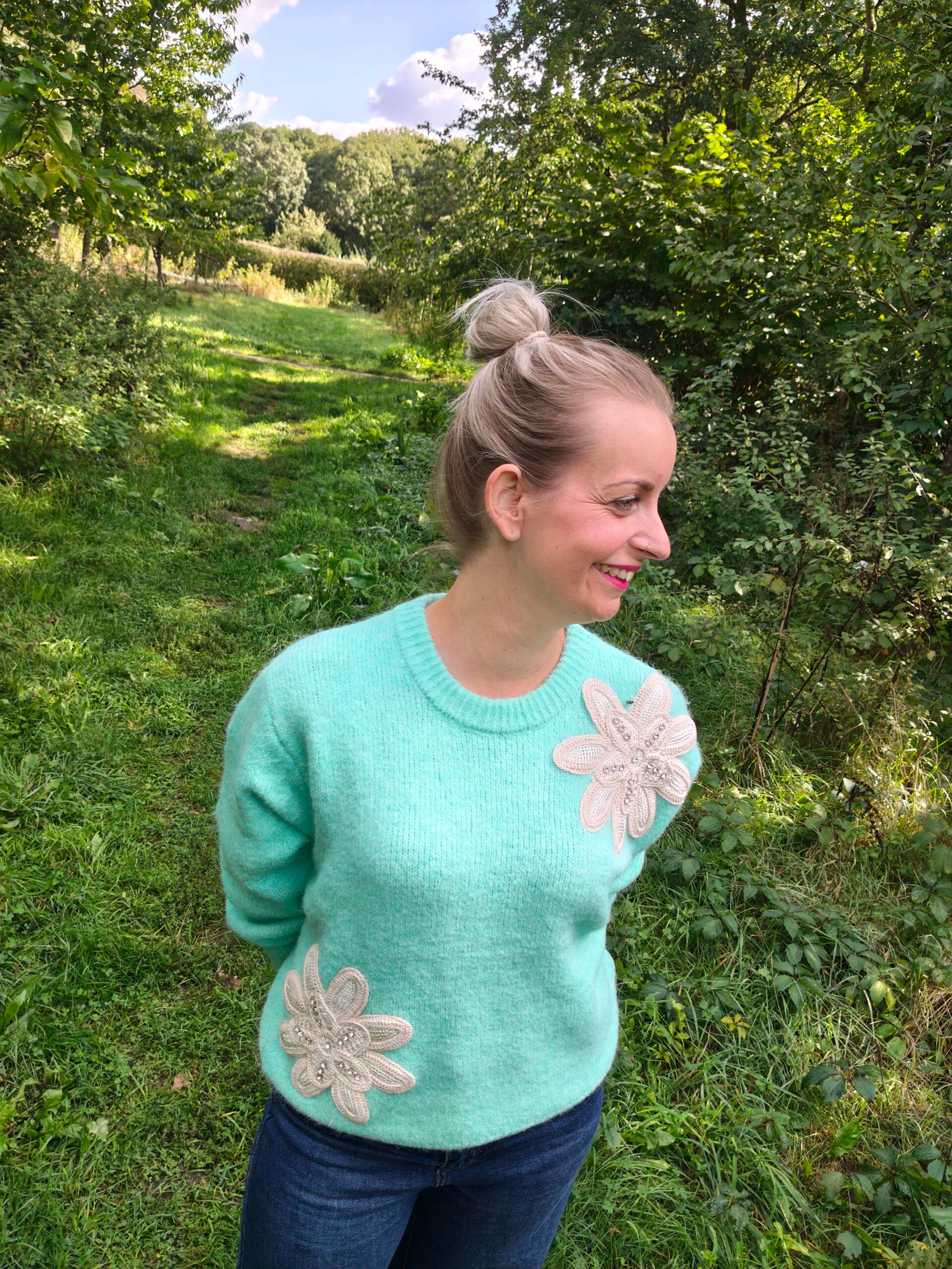 Trui bloemen en steentjes turquoise