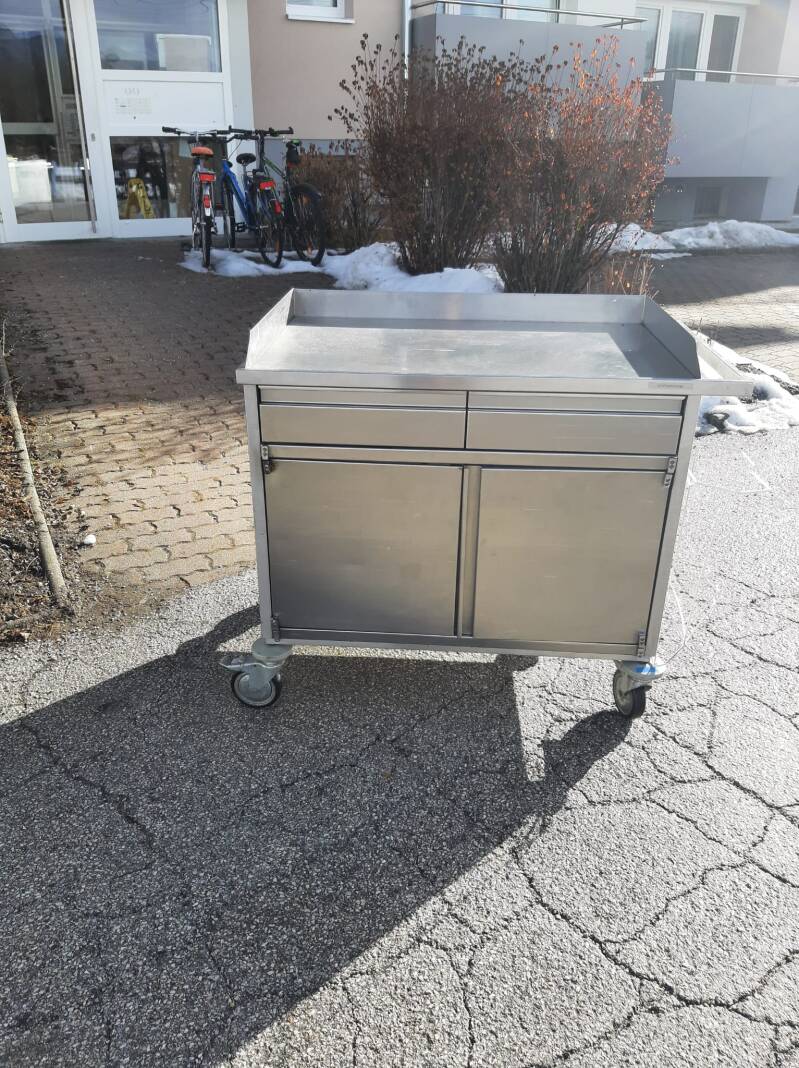 medizinischer-krankenhaus-verbandswagen-standard.jpg