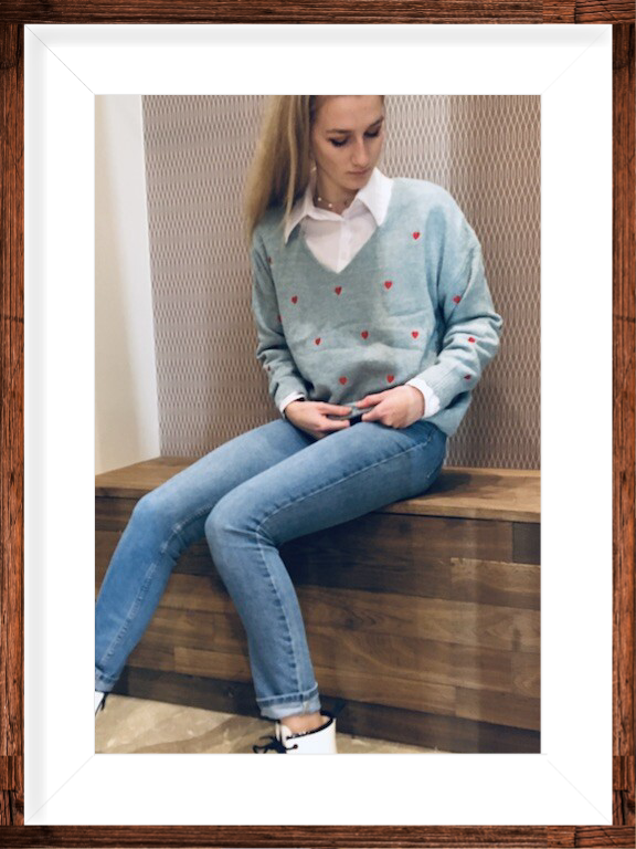 Trui Esmarald-Mint groen-Fijn breisel-V hals-kleine geborduurde rode hartjes