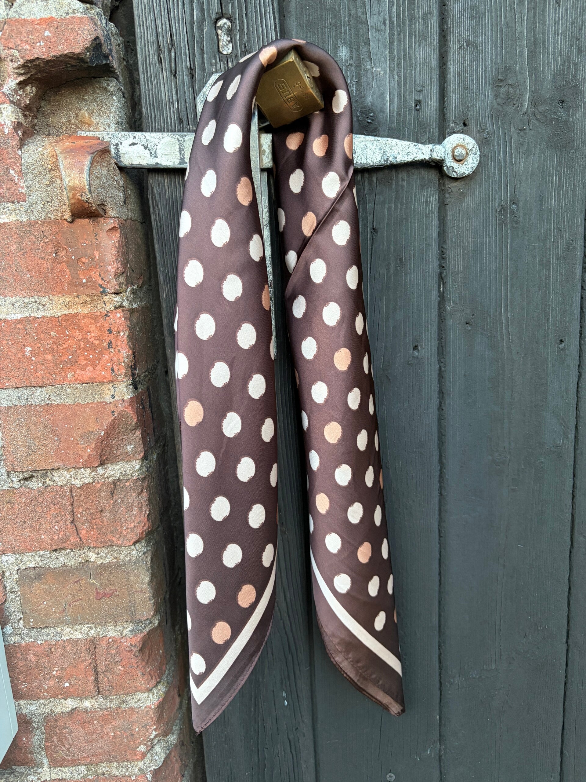 Sjaaltje Satijnlook Polkadots - Bruin
