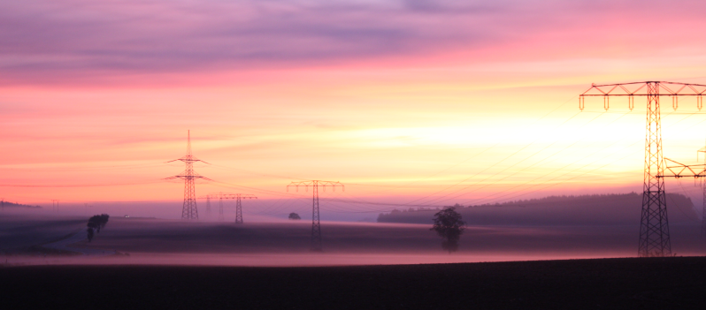 Landschaft in violettem Nebel