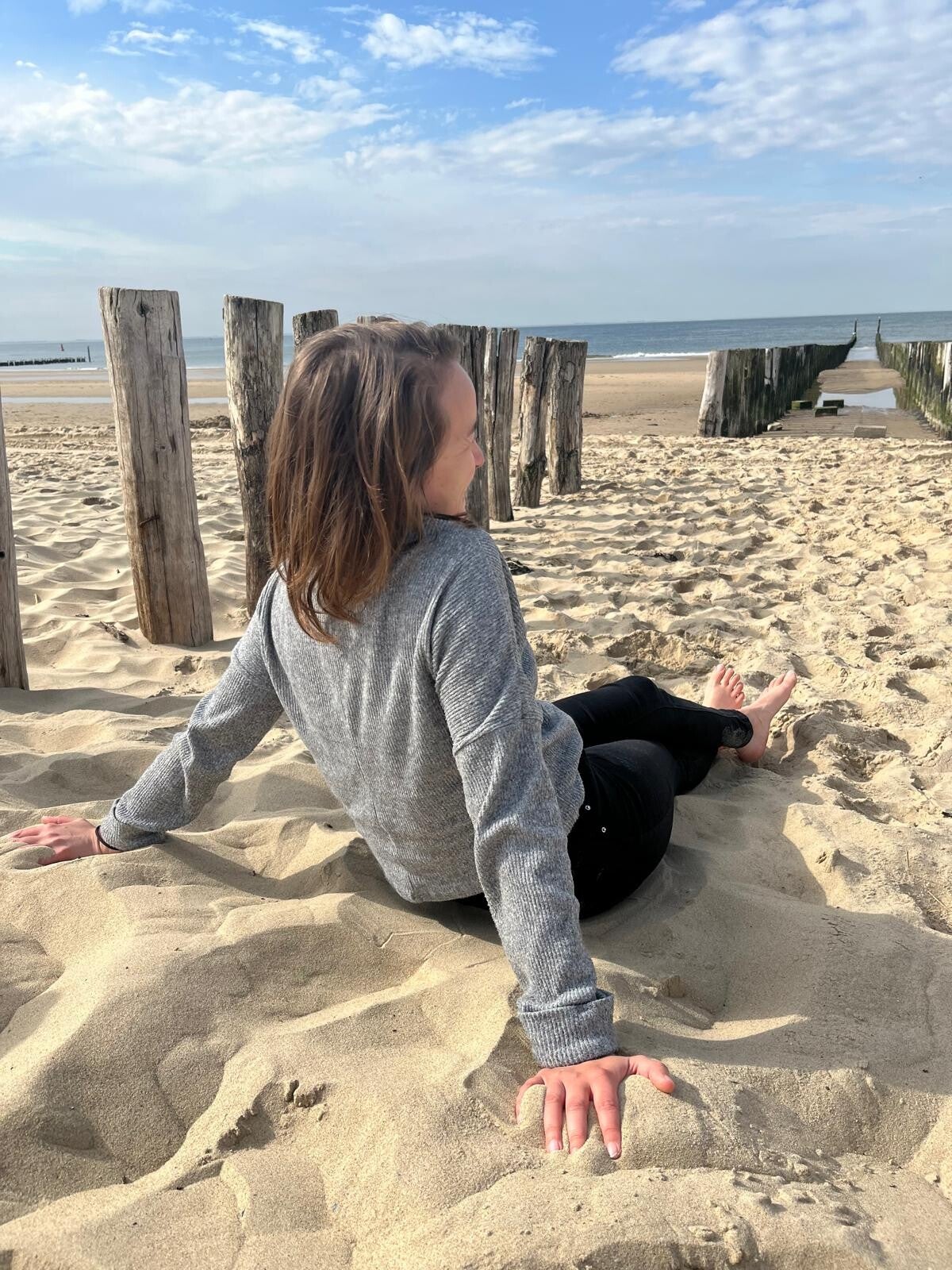 Vrouw zit op het strand