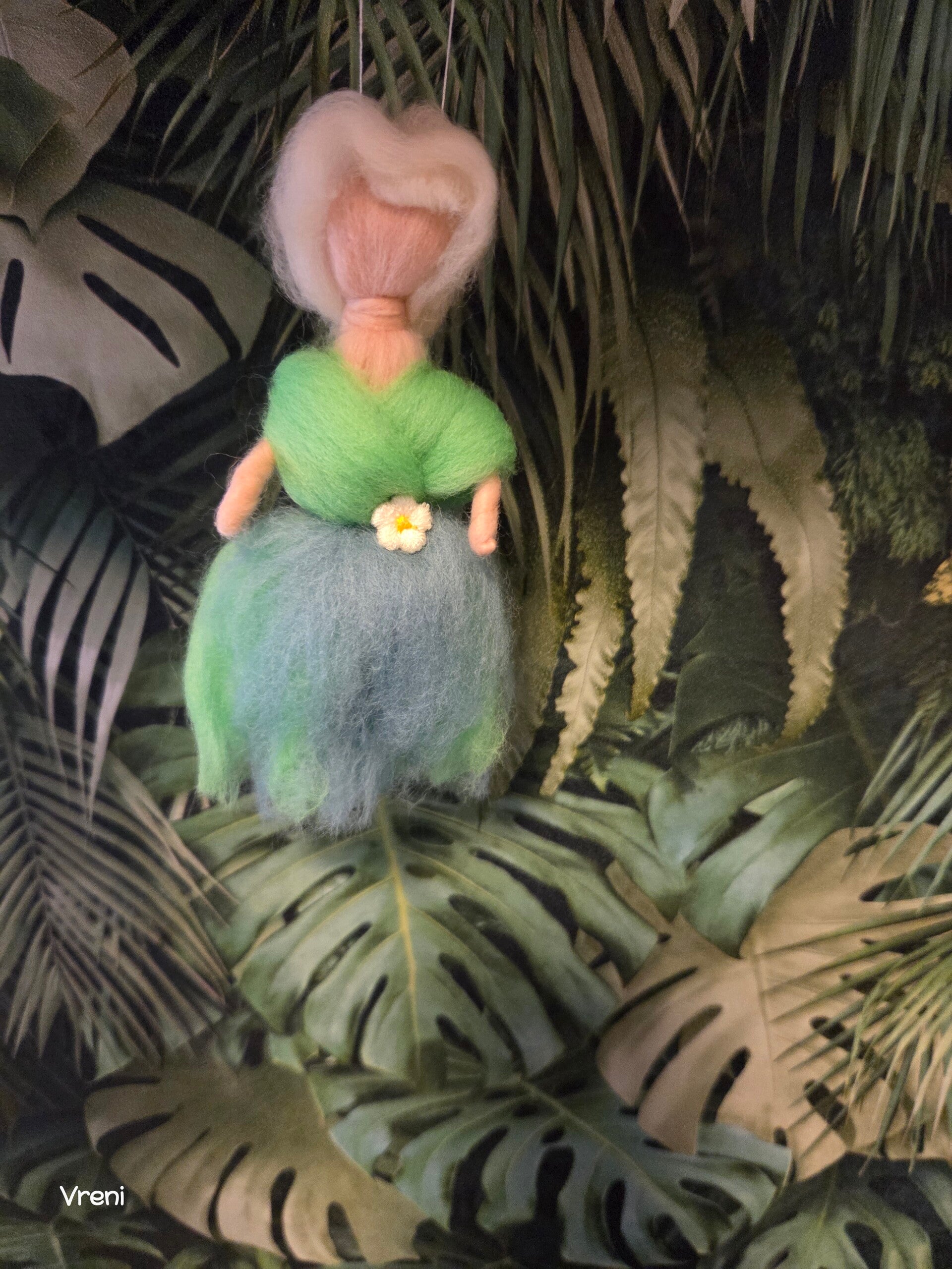 Blütengeist Mini – handgefilzte Waldorf-Fee für Auto & Fenster