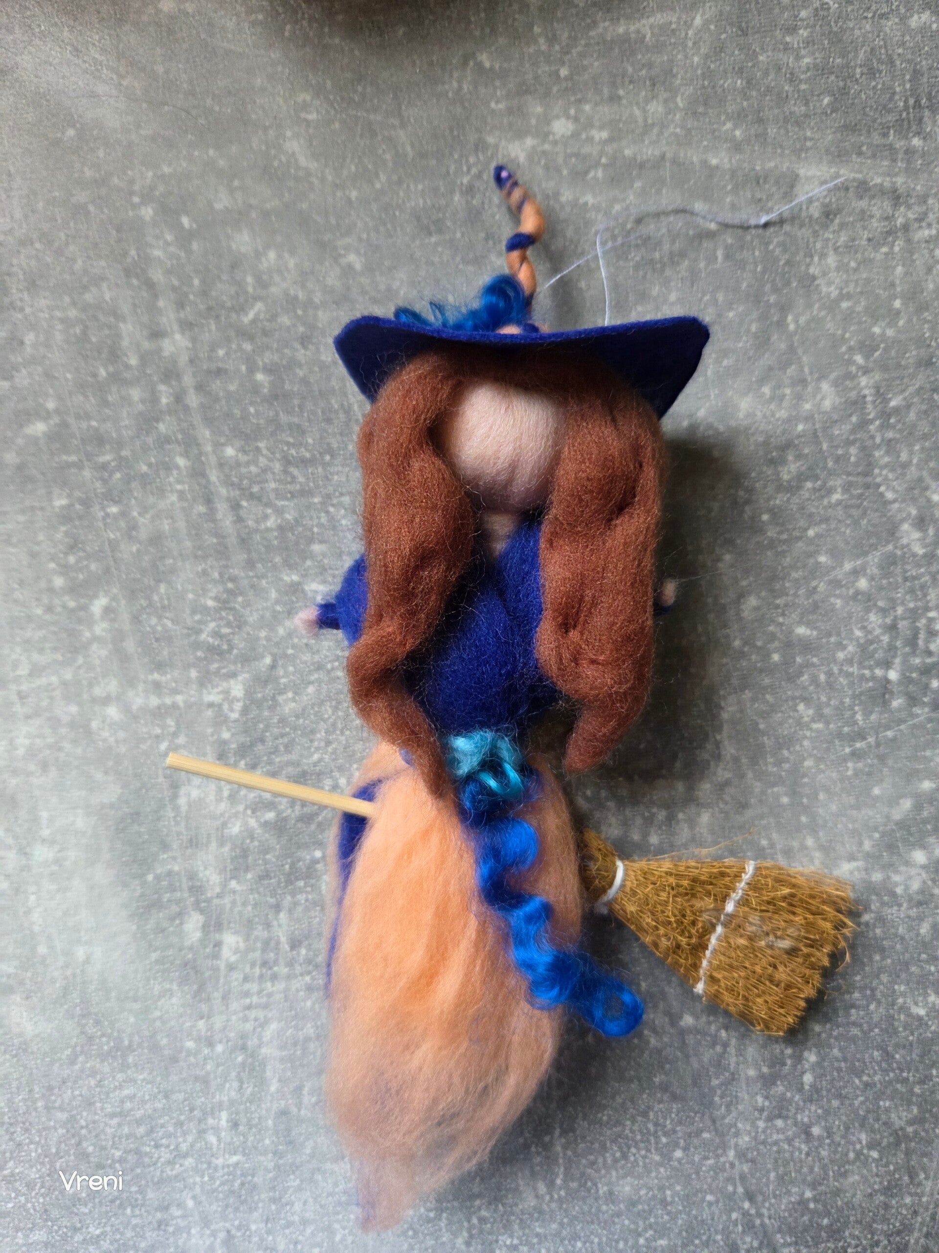 Mini Flughexe „Himmelstanz“ – handgefilzte Waldorf-Hexe mit Besen | Auto- & Fensteranhänger