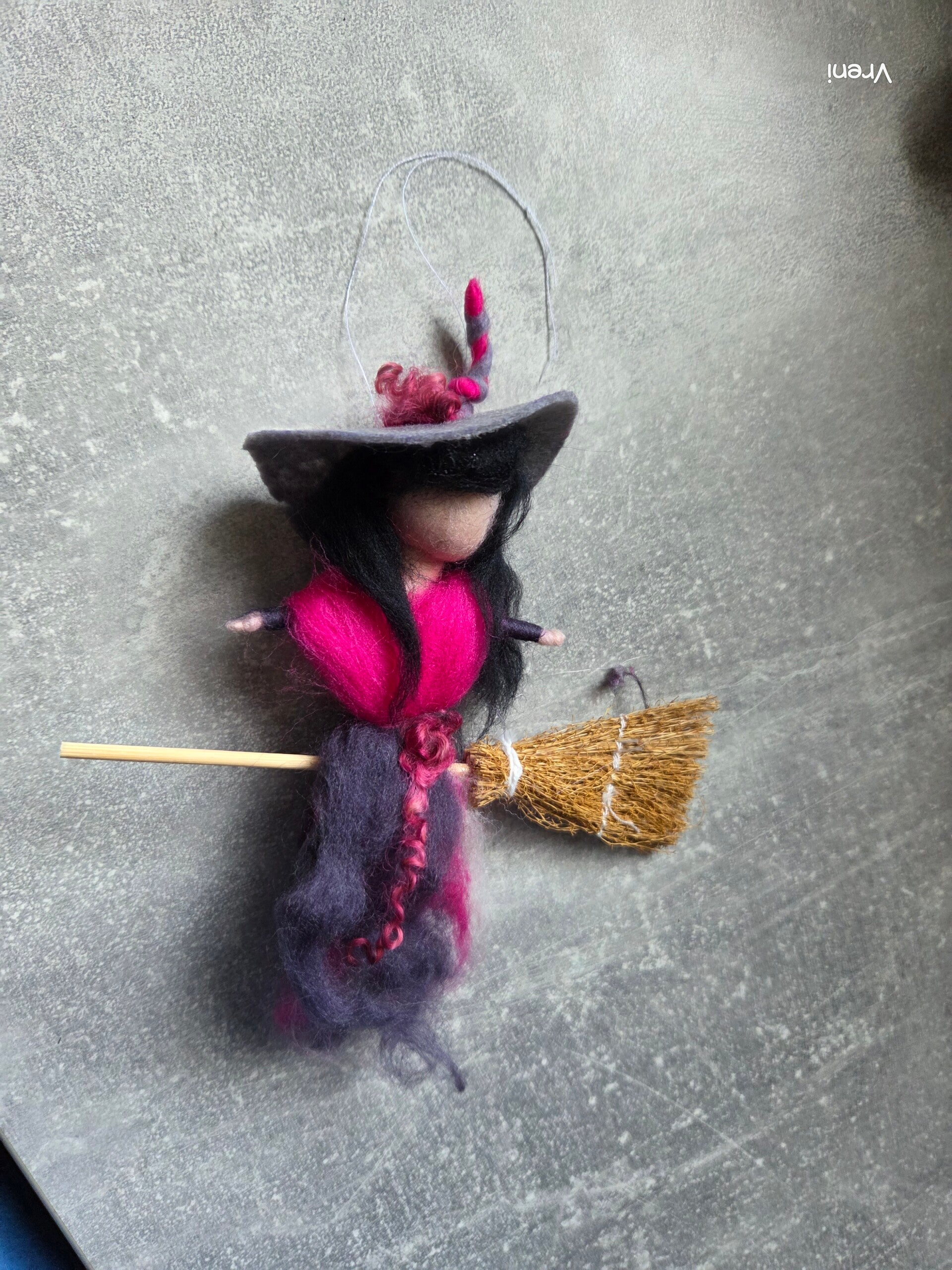 Mini Flughexe „Nachtschatten“ – handgefilzte Waldorf Hexe mit Besen | Auto- & Fensteranhänger