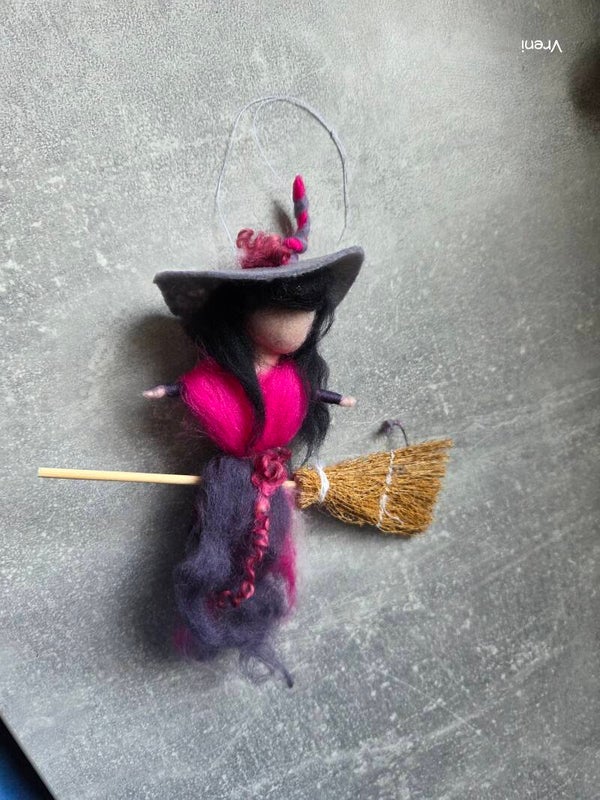 Mini Flughexe „Nachtschatten“ – handgefilzte Waldorf Hexe mit Besen | Auto- & Fensteranhänger