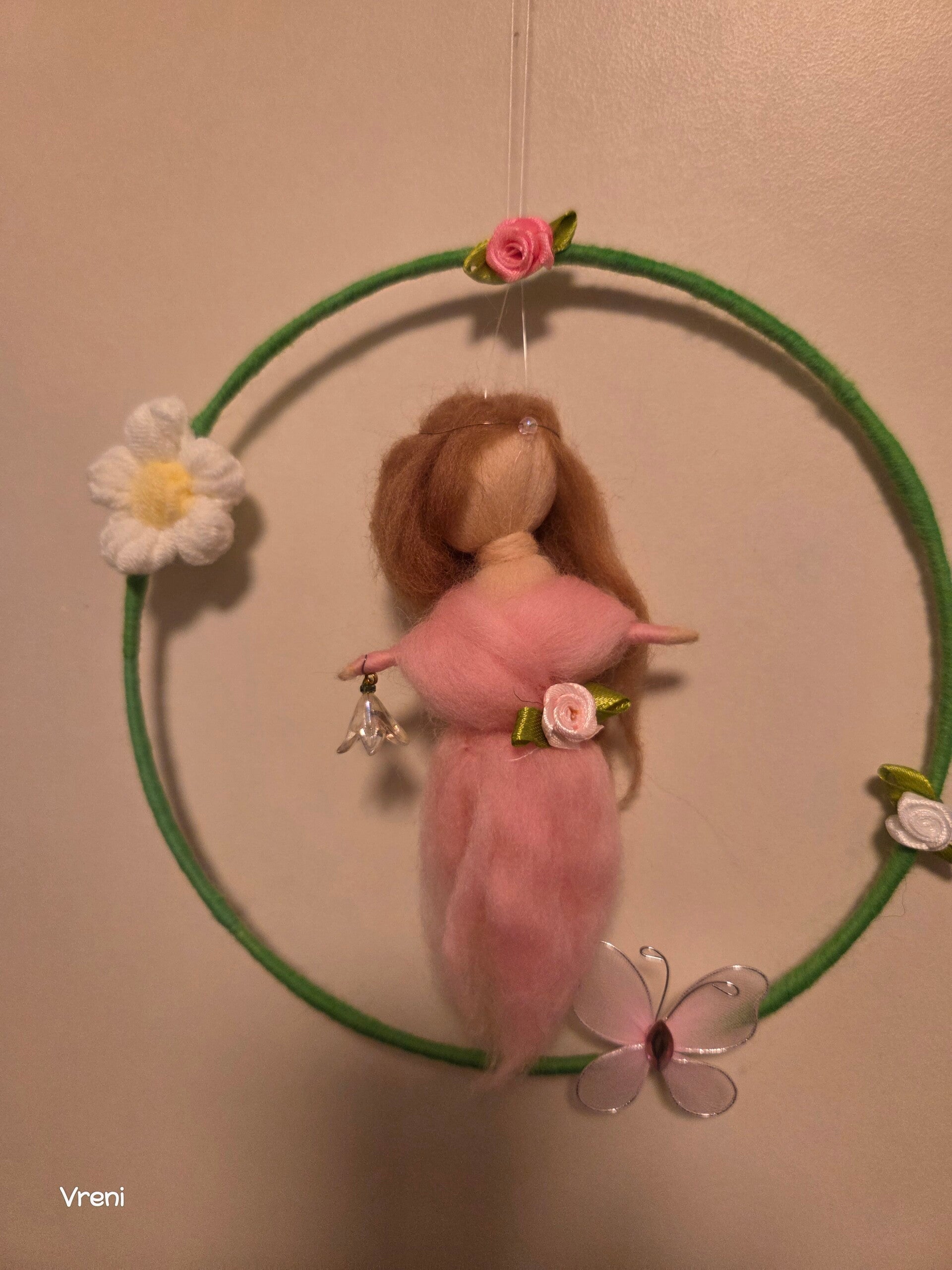 Blütenfee im Frühlingskranz – handgefilzte Waldorf-Fee mit Schmetterlingen | Naturdeko & Geschenkidee