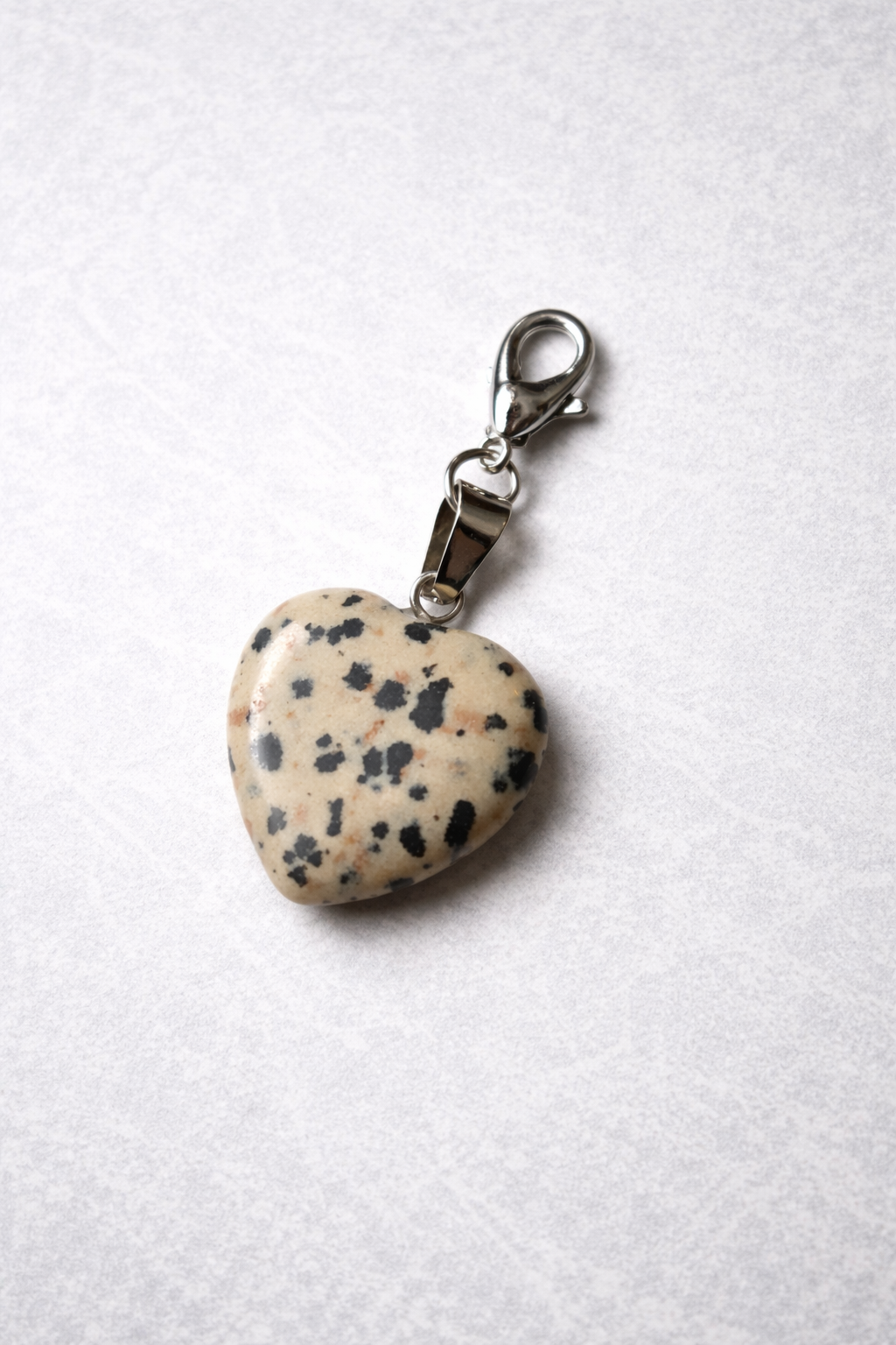 Dalmatiner-Jaspis Herzanhänger – Edelstahl Charm mit Karabiner | inkl. Schmuckbox