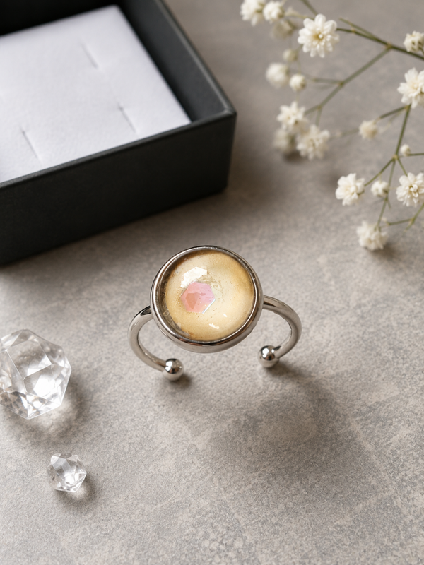 Verstellbarer Cabochon-Ring „Aura Sphäre Gold“ – Handgefertigter Edelstahlring mit schimmerndem Cabochon