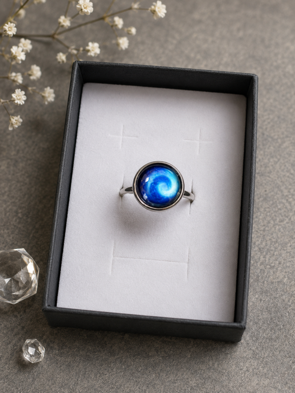 Ring „Milchstraßenlicht“ – Verstellbarer Cabochon-Ring mit Galaxie-Motiv