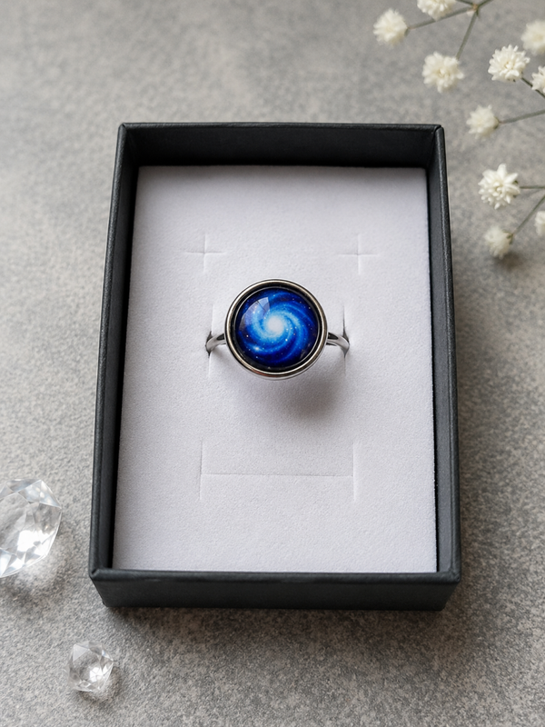 Cabochon-Ring „Himmelswirbel“ – Handgefertigter Galaxie-Ring aus Edelstahl