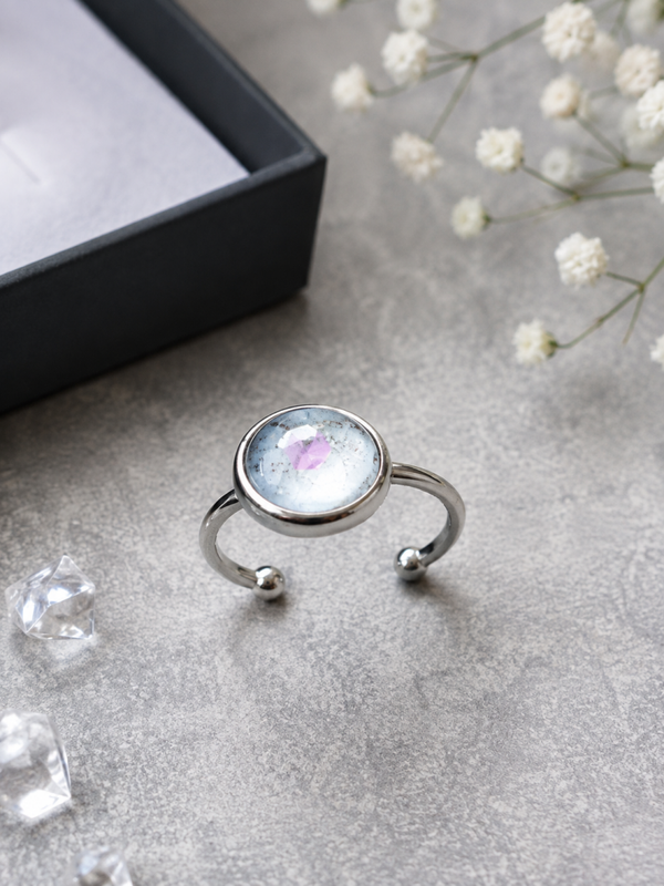 Verstellbarer Cabochon Ring „Aura Sphäre Weiß“ – Mystischer Glasring | Handgefertigt