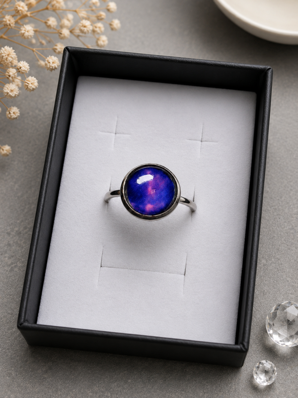 Verstellbarer Cabochon-Ring „Amethystnebel“ – Handgefertigter Ring in Violett & Blau