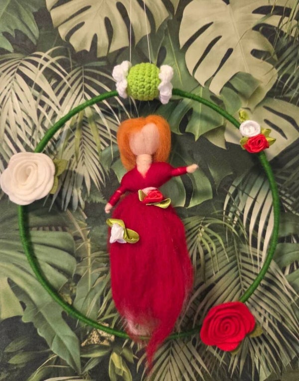 Filzerella Rosenfee Türkranz – handgefilzte Fee in Rot Weiß | Märchenhafte Wanddeko mit Rosen