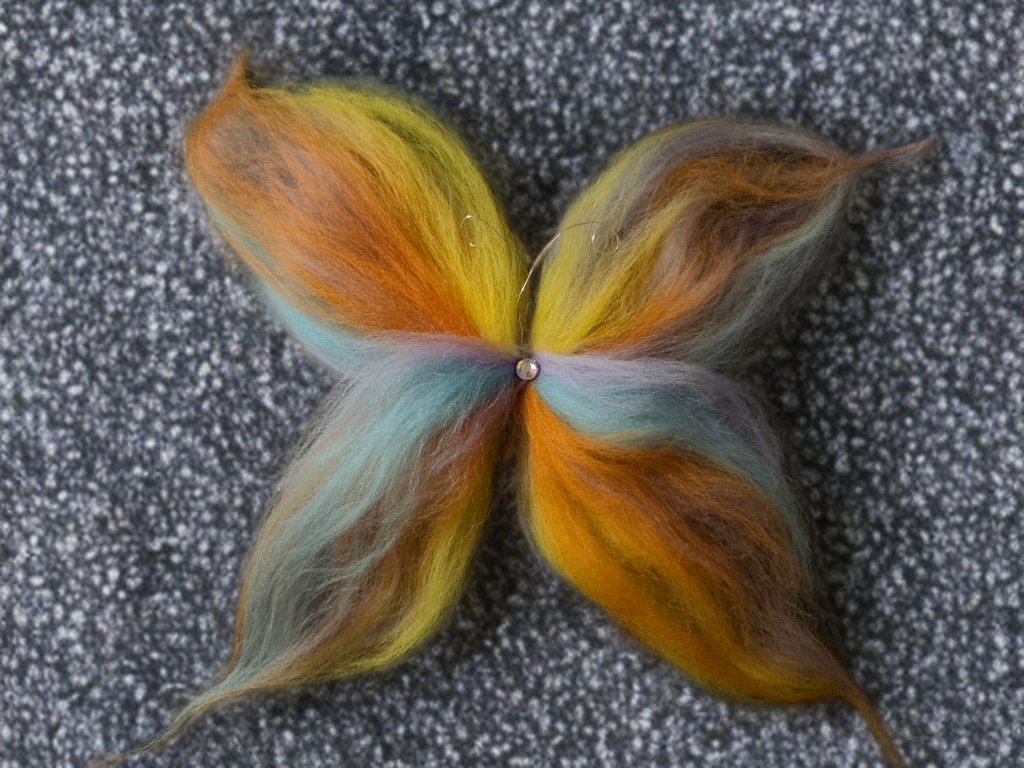 Filzerella Schmetterling „Sonnenwind“ – handgefilzte Lichtdeko aus Wolle