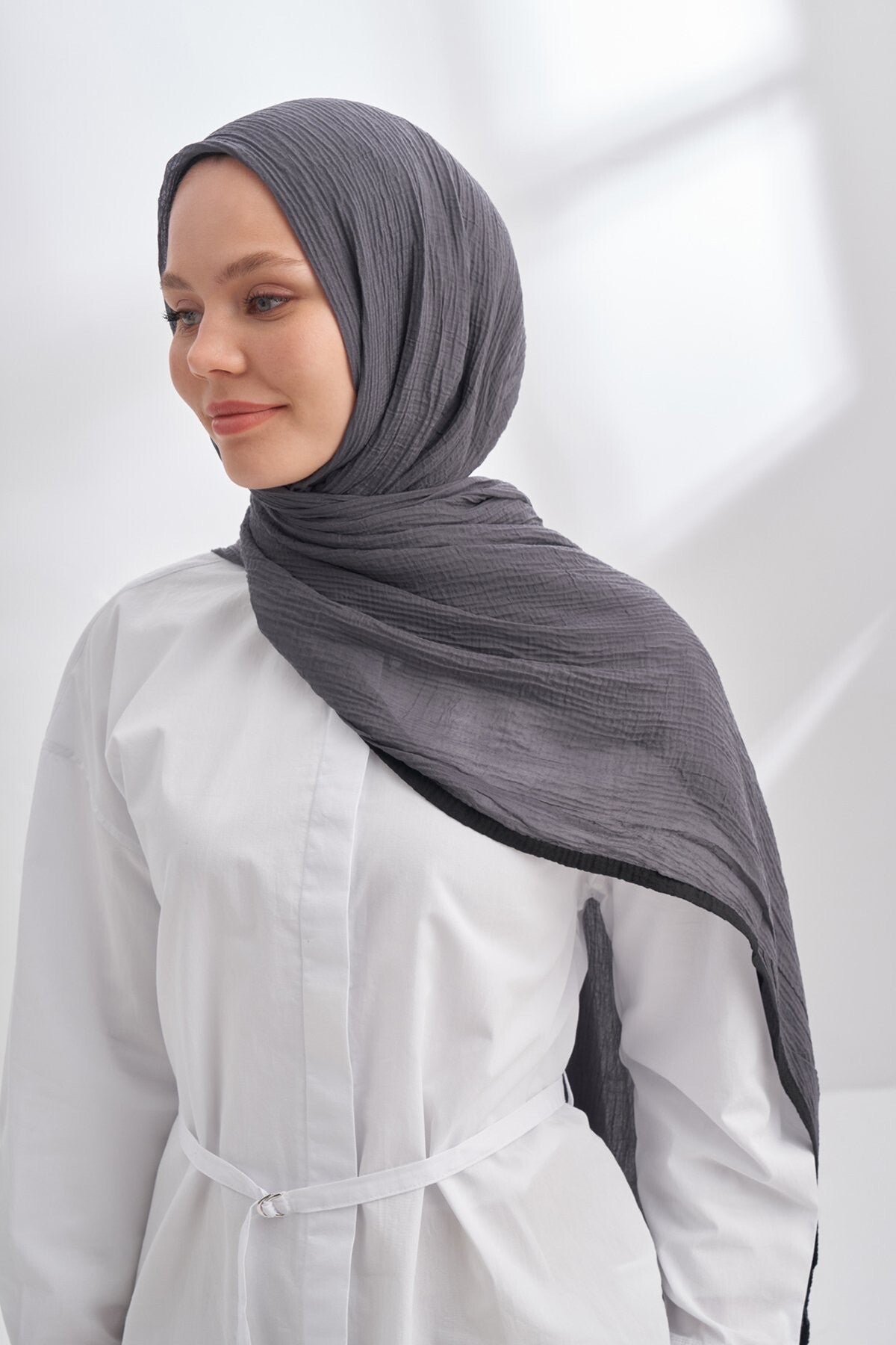 MOUSSELINE SJAAL MET BIES GRIJS