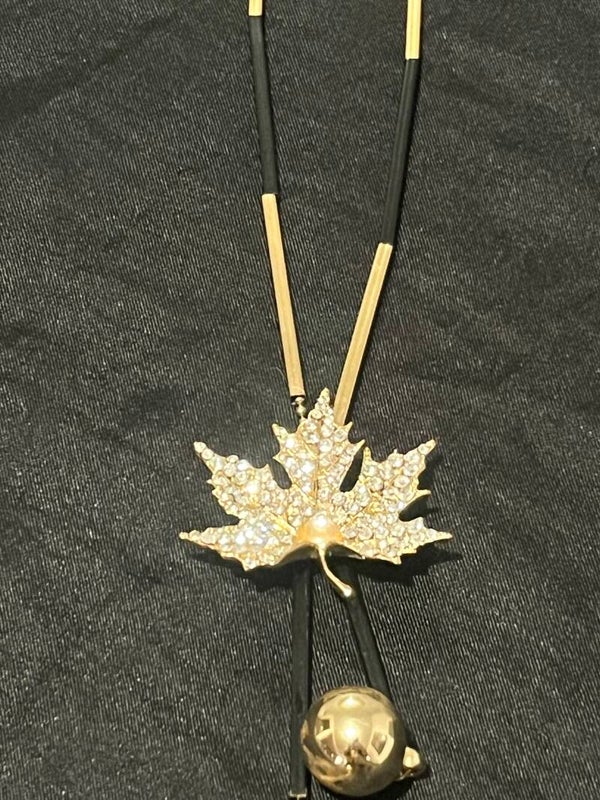Ladies glamorous gold tone maple leaf necklace
