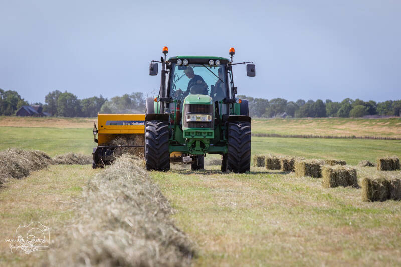 Hooibalen persen op het land in Zuid-Holland