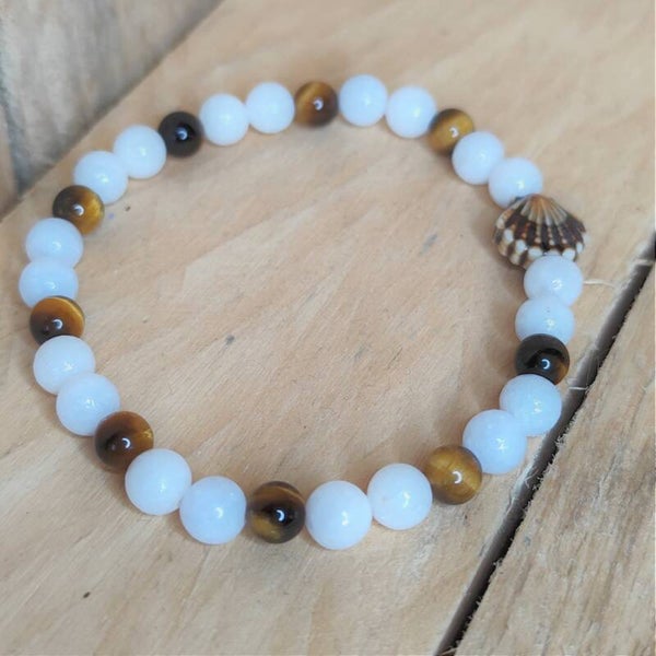 Bracelet célestine et œil de tigre – Charm coquille Saint-Jacques