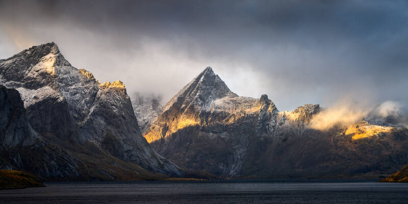 brennende-fjellpanorama-i-reine-re-edit-standard-z94wlp.jpg