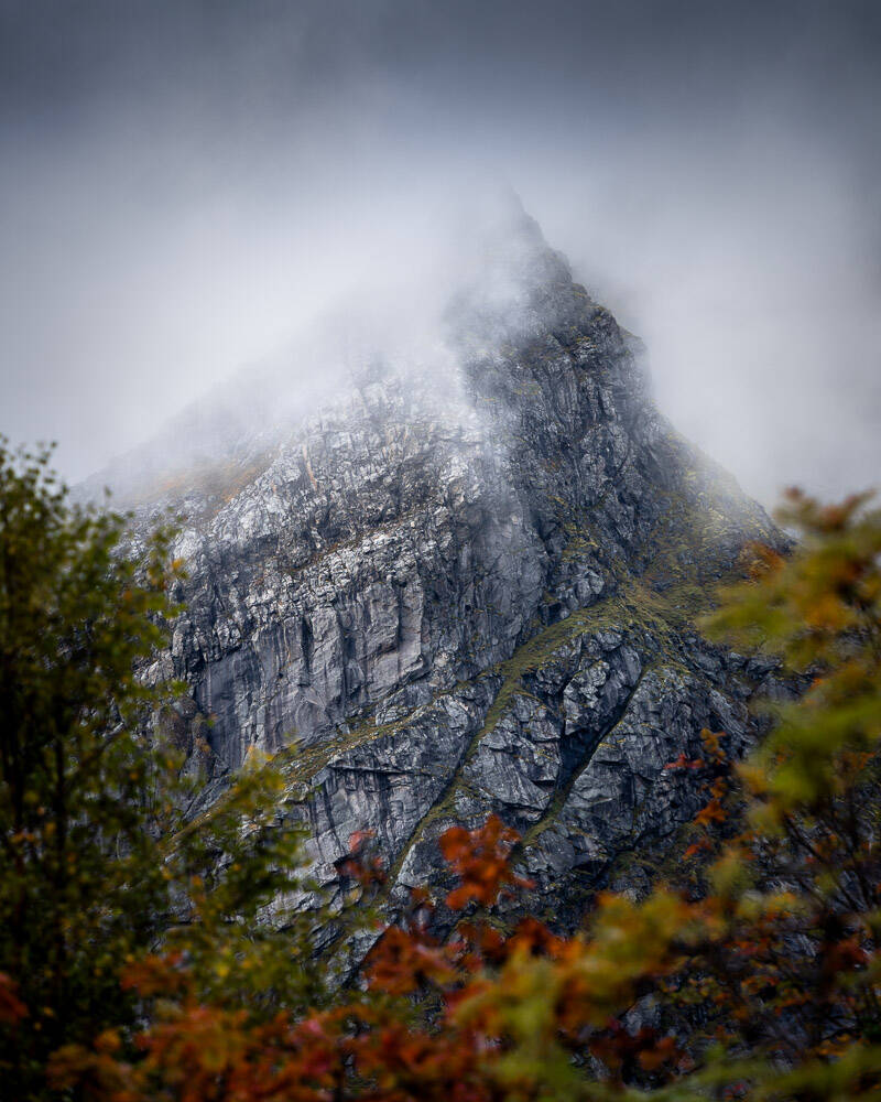 fjellet-i-skyene-med-h-stfarger-standard.jpg