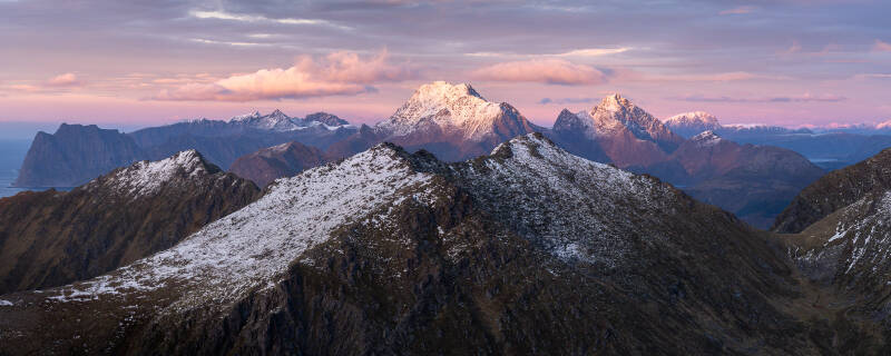 lilla-solnedgang-av-himmeltinden-fra-hustinden-pano-standard.jpg