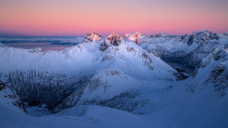 rosa-fjelltopper-i-midten-fra-pilan-standard-u7sjol.jpg