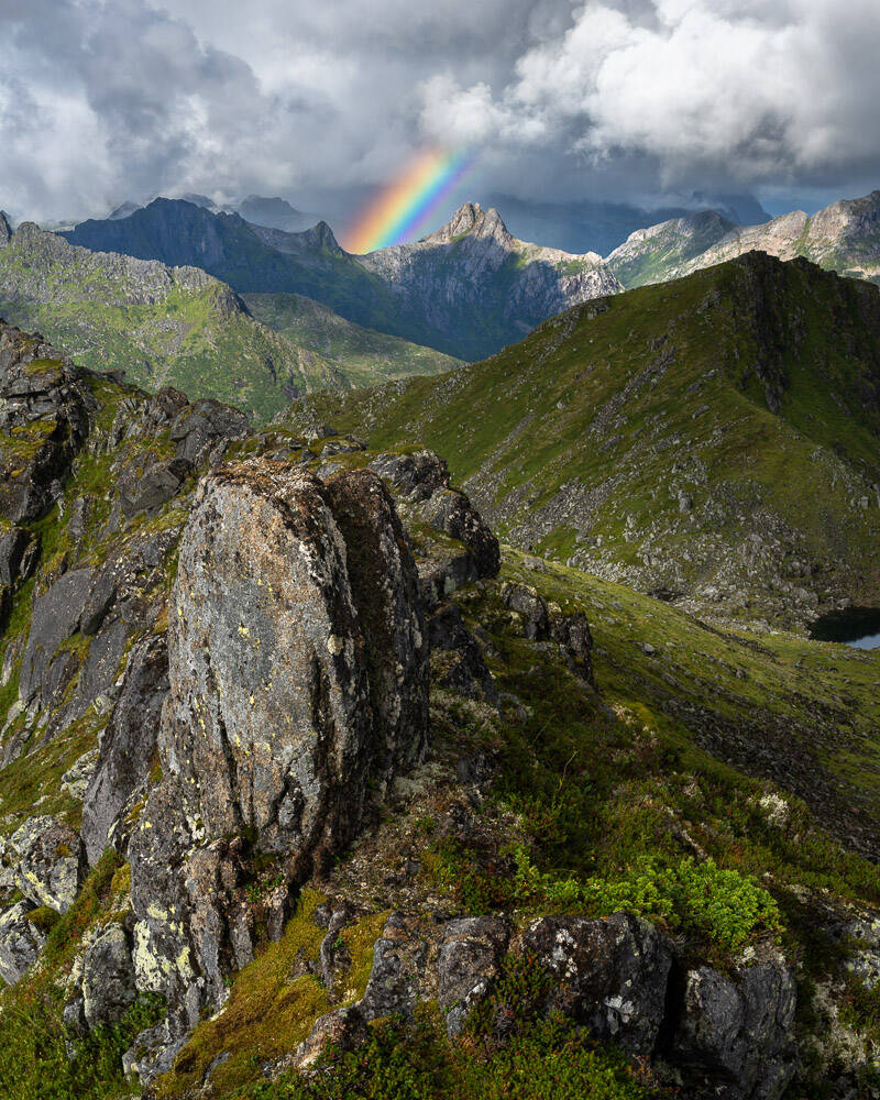steinforeground-med-regnbue-og-spisst-fjell-i-bakgrunnen-portrett-standard-jf7wsf.jpg
