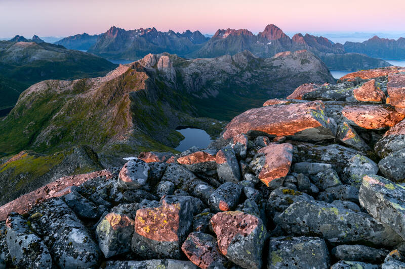 utsikt-ut-fra-rundfjellet-om-sensommeren-standard-148f9g.jpg