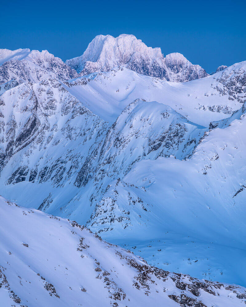 z-linjen-mot-fjelltoppen-i-blue-hour-standard.jpg