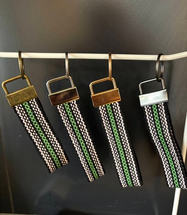Handgeweven sleutelhanger zwart/groen/licht roze