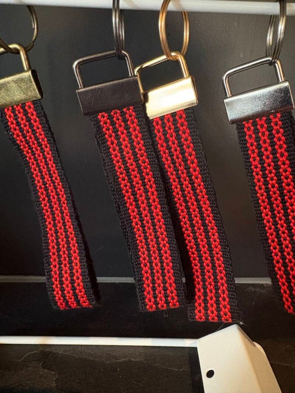 Handgeweven sleutelhanger zwart/rood