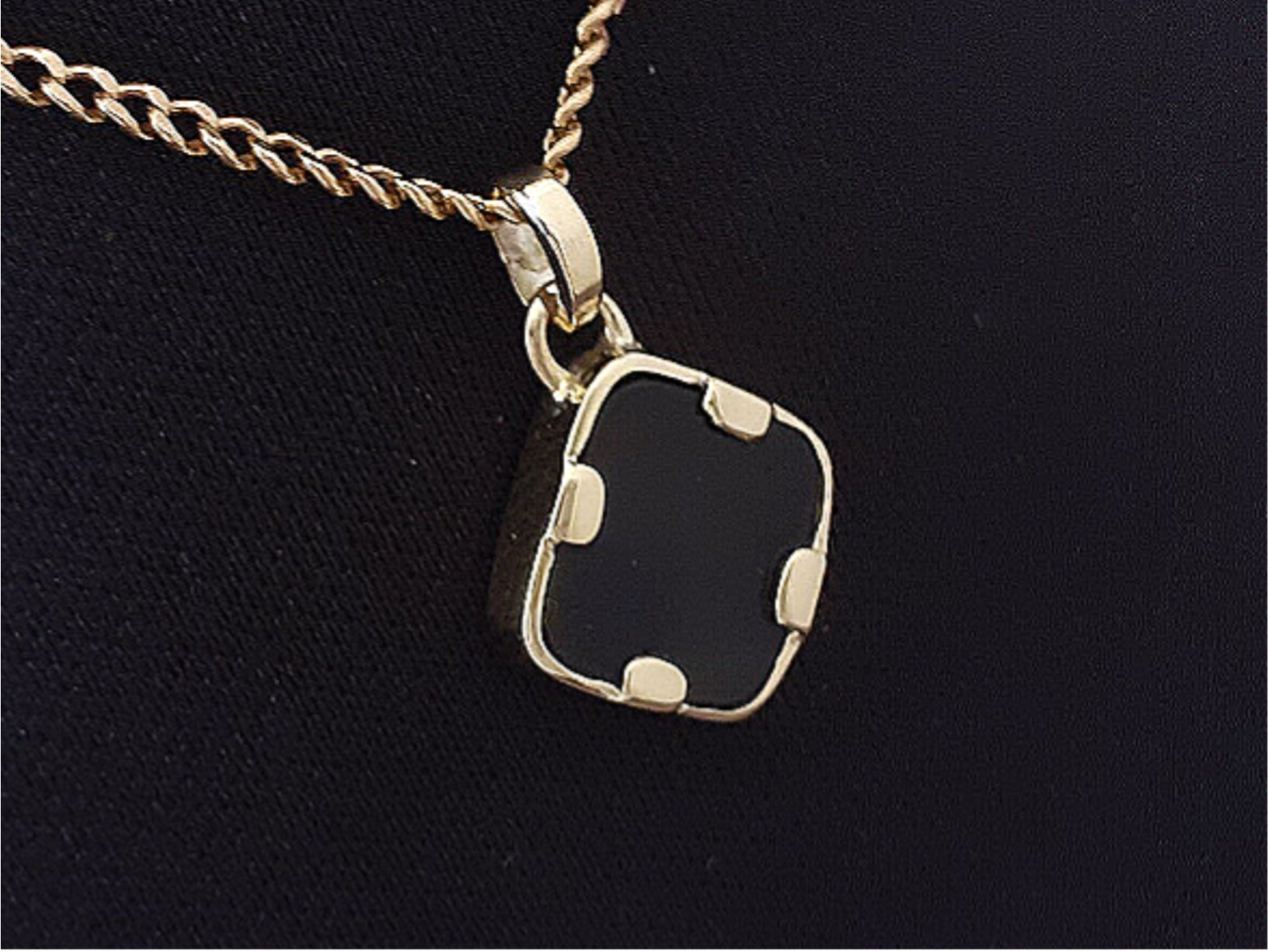 Dit is handgemaakte geelgouden hanger, gemaakt van eigen geelgoud en eigen onyx. Dit was oorspronkelijk een heren zegelring.