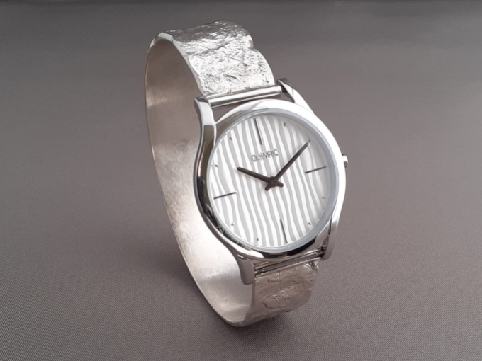 Zilveren horloge band met smeltstructuur.