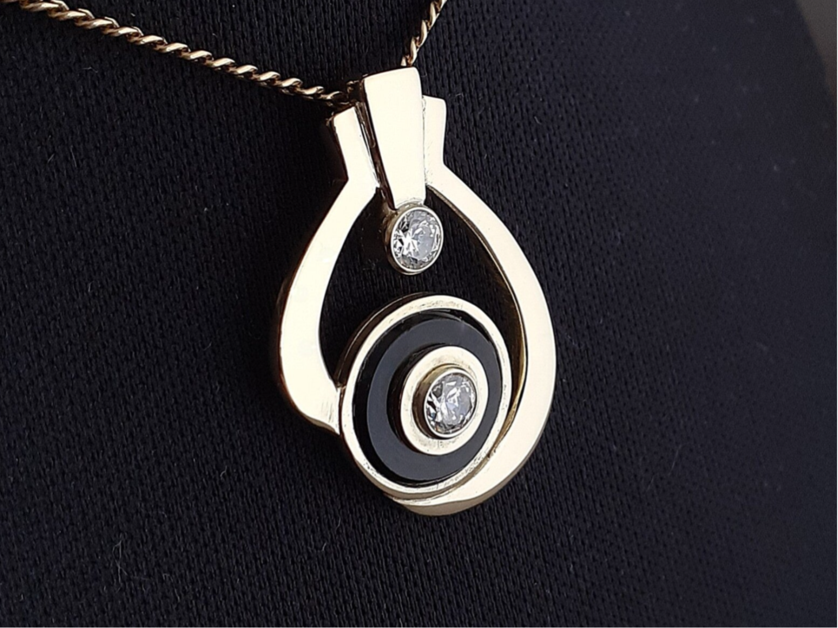 Dit is ook een hanger gemaakt van eigen geelgoud. De zirkonia's en onyx kwamen ook oorspronkelijk uit een zegelring. 