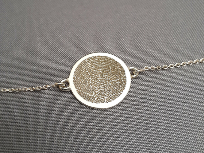 Geelgoud armbandje met vingerafdruk.