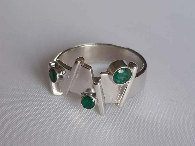 Een zilveren ring met smaragd. 