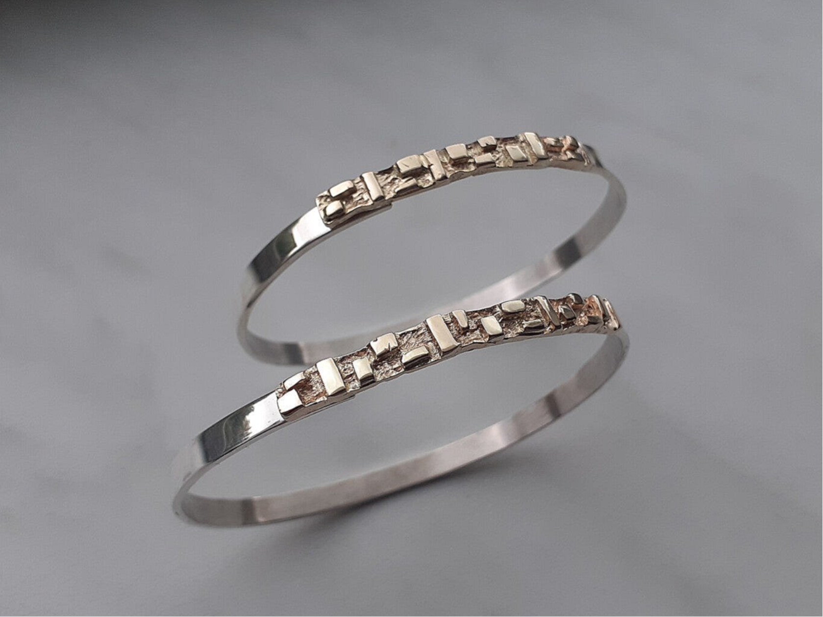 2 Armbanden gemaakt van eigen zilver en eigen geelgoud. 