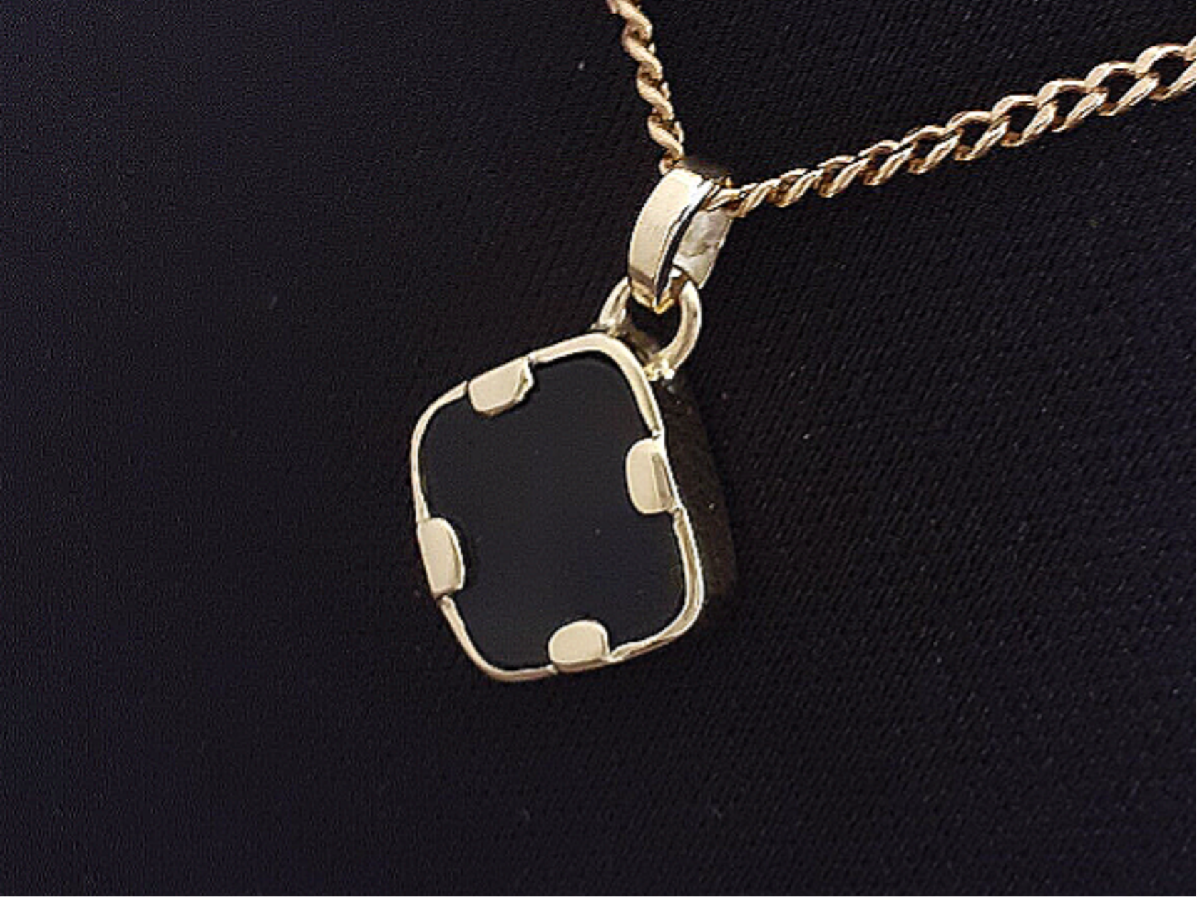 Dit is handgemaakte geelgouden hanger, gemaakt van eigen geelgoud en eigen onyx. Dit was oorspronkelijk een heren zegelring.