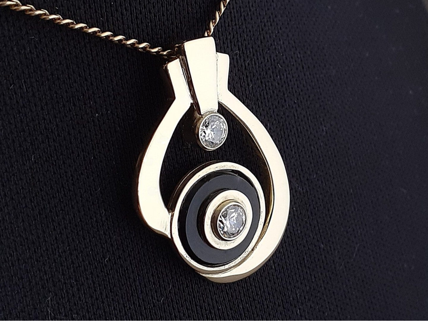 Dit is ook een hanger gemaakt van eigen geelgoud. De zirkonia's en onyx kwamen ook oorspronkelijk uit een zegelring. 