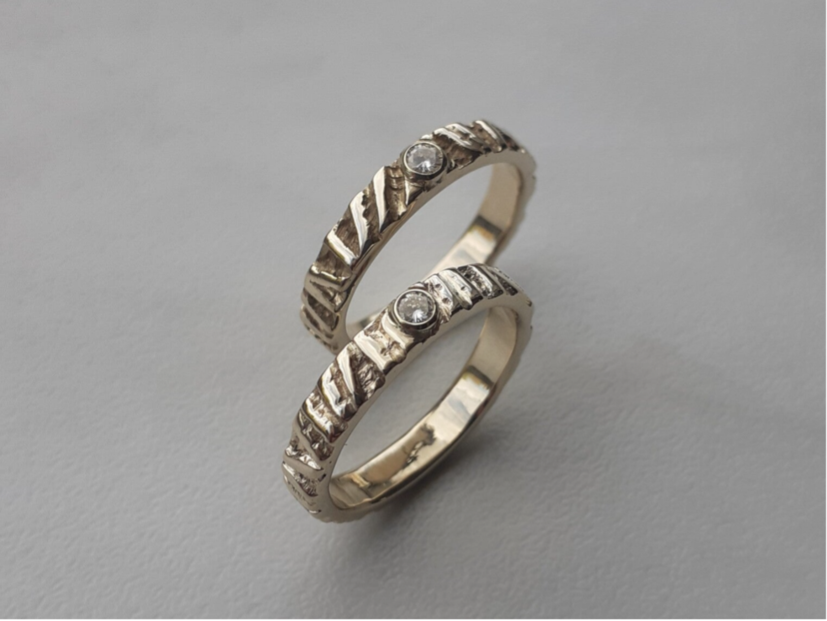 2 Ringen gemaakt van eigen goud met structuur en met Moissaniet als center steen.