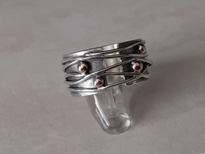 Een wikkelring ring met zilver en eigen roodgouden bolletjes. 
