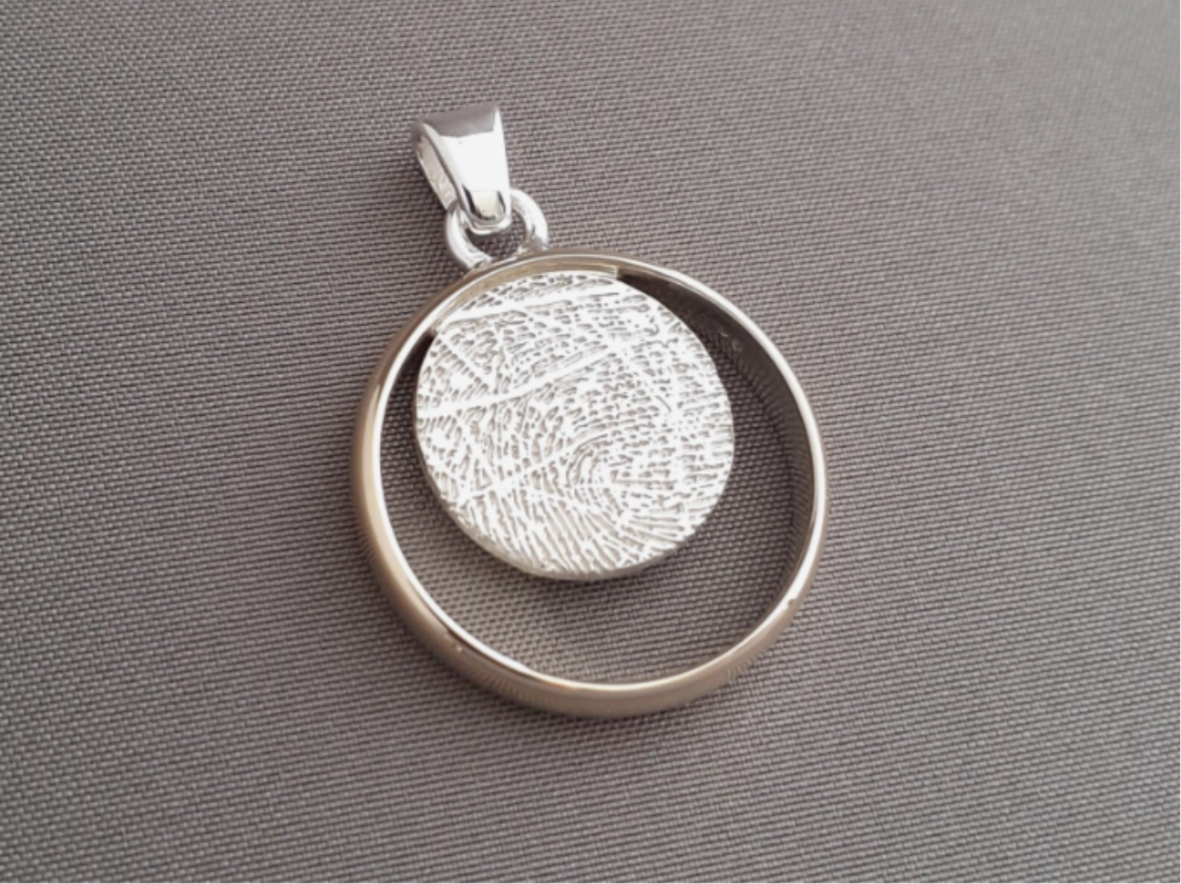 Behouden trouwring met een zilver plaatje met vingerafdruk.