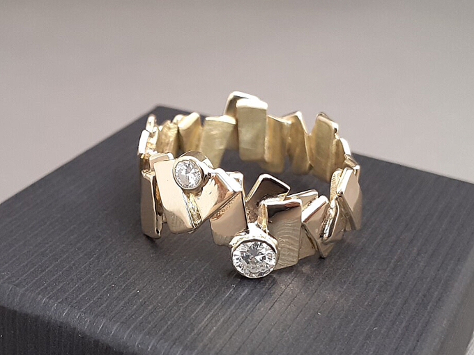 Een plaatjesring gemaakt van eigen geelgoud en diamanten.