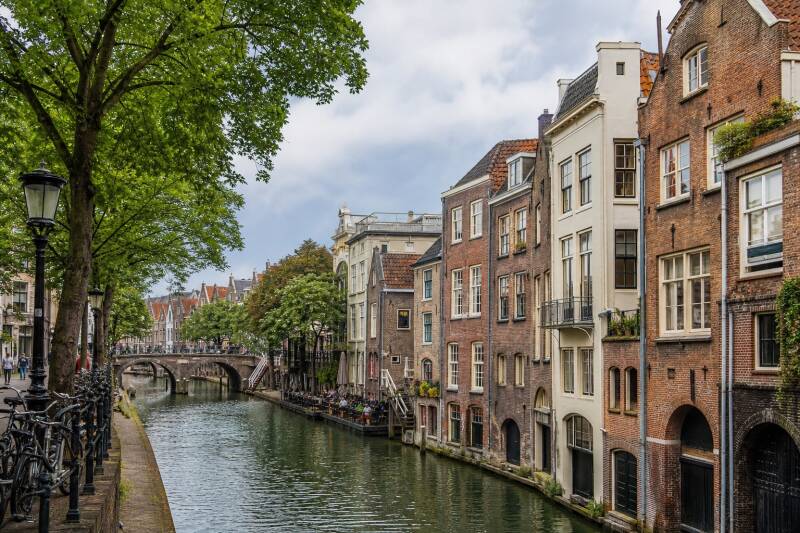 Redactionele illustratie van de Oudegracht en Utrechtse werfkelders