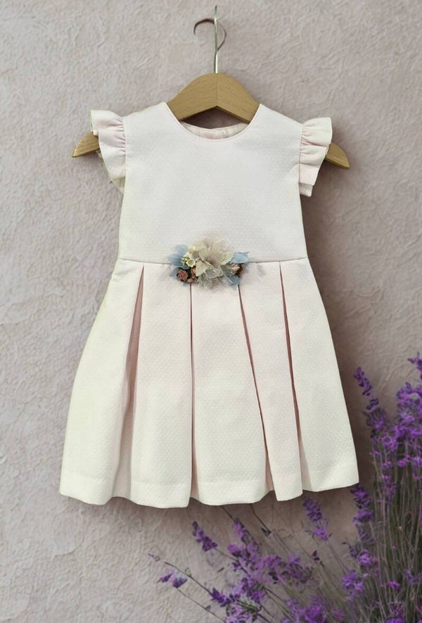 Vestido rosa bebé con tocado en cintura. ANAVIG