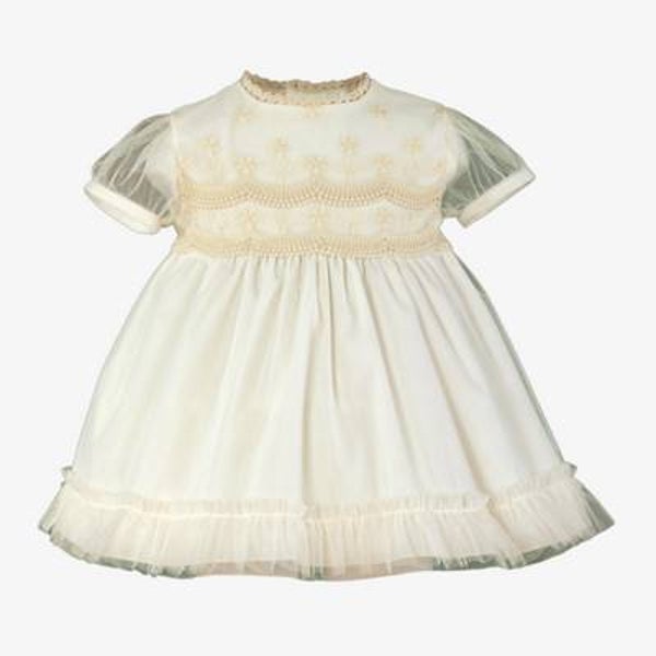 Vestido de ceremonia en tono marfil con bordados dorados y tul – elegancia y dulzura para tu bebé